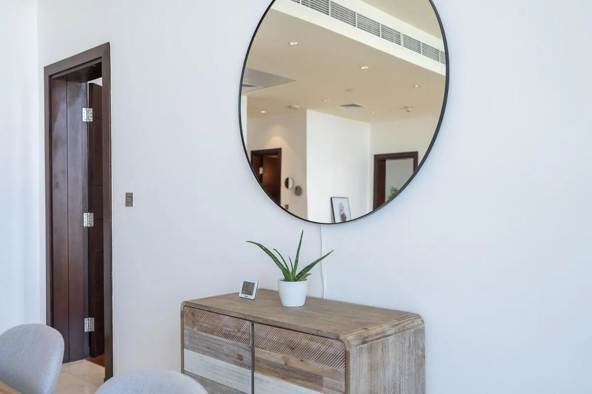 Serene 3-Bedroom With Waterfront Marina Views In Palm Jumeirah 迪拜