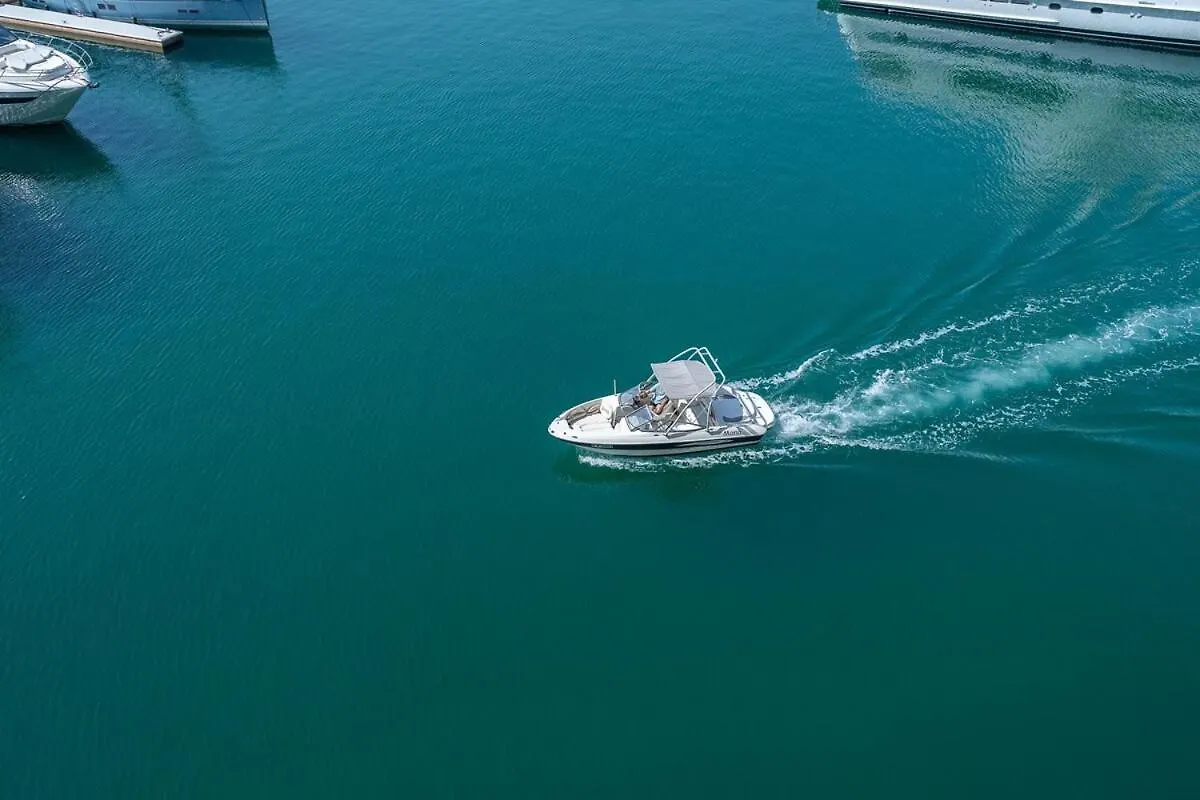 Serene 3-Bedroom With Waterfront Marina Views In Palm Jumeirah Dubai Apartment